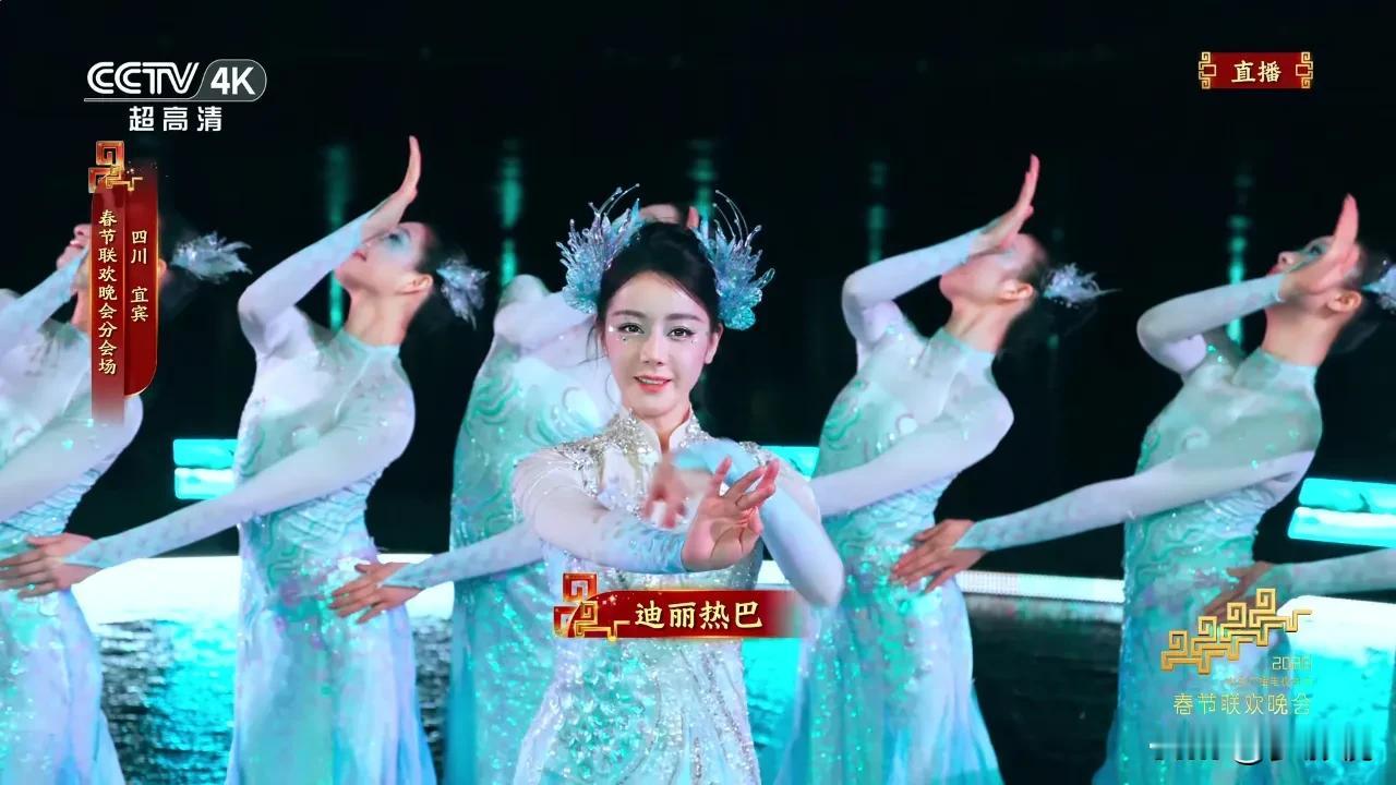 这次她化身“长江人鱼公主”，在水幕舞台上的表演极具美感与难度：
 她的动作轻盈舒