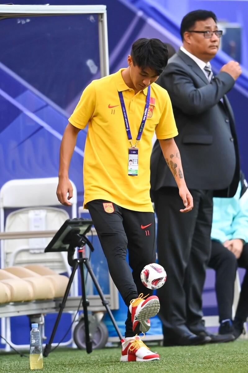 国足最落寞的英雄？[泣不成声]一个，千呼万唤出不来；一个，出来了，家却没了。或许