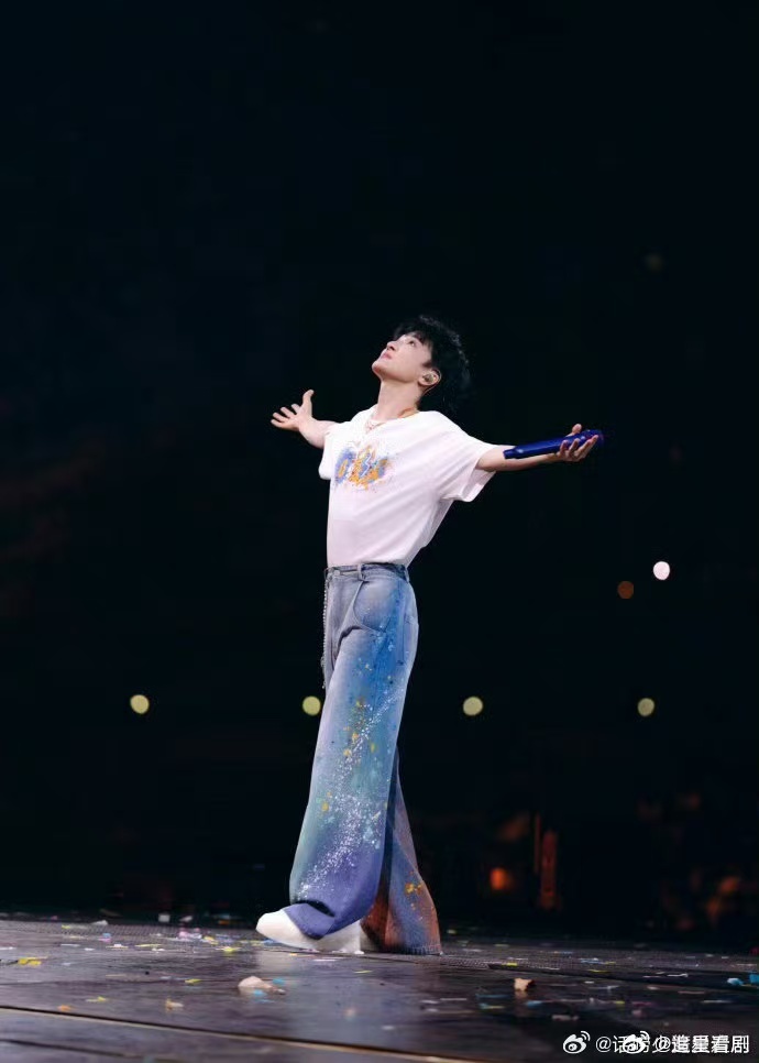 周深检查队形周深强迫症犯了脑补那个画面，左瞄瞄右瞅瞅，确认全部对齐之后才安心，满