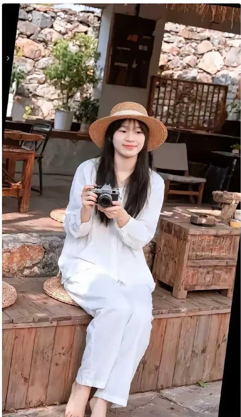美，独特的美。

关键是那种感觉，让人觉得很舒服，有种邻家女孩初长成的味道，你说