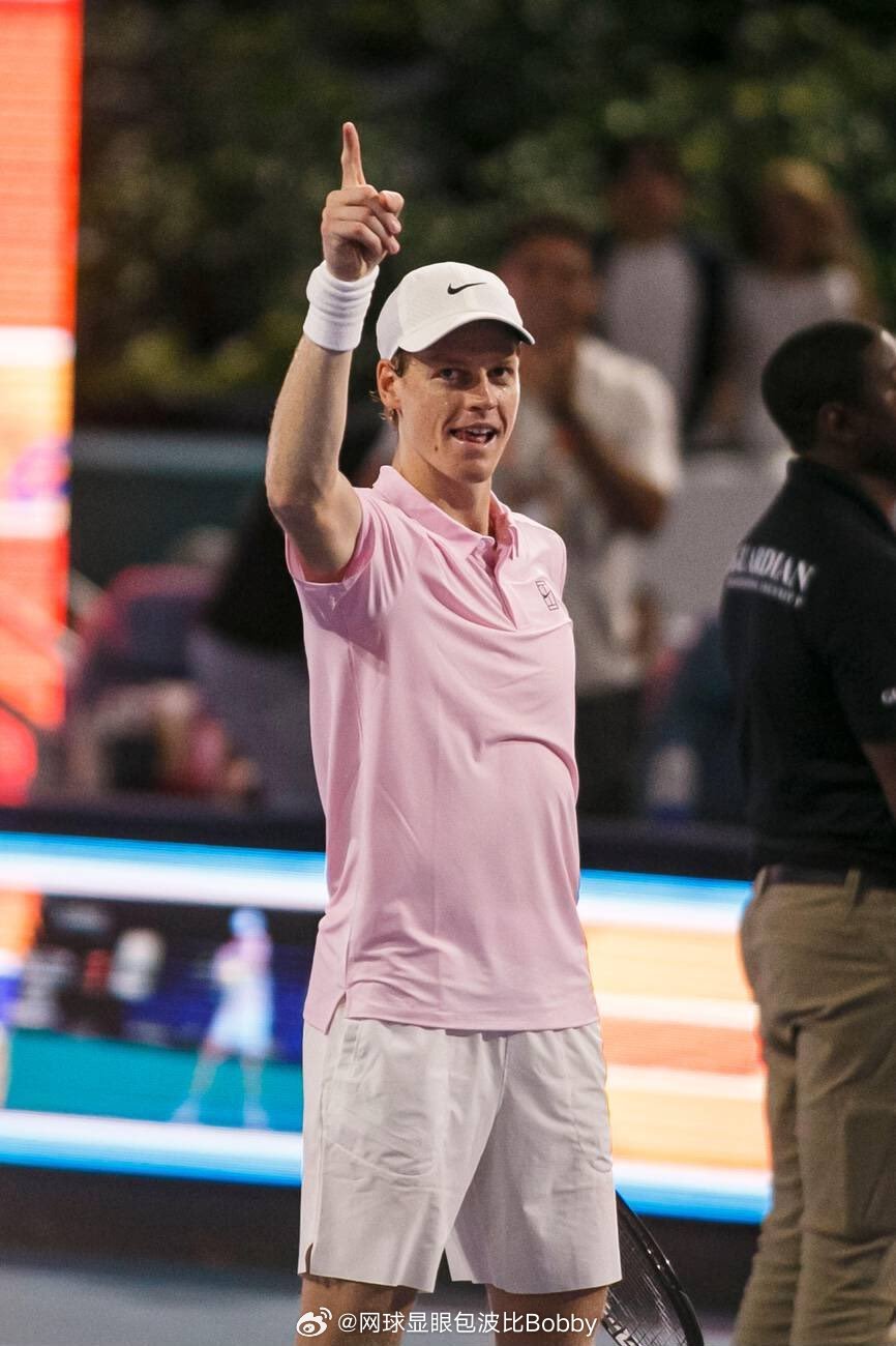 辛纳以 6-4、6-4 击败莱赫卡，斩获“阳光双冠”。他是近 9 年来首位达成此