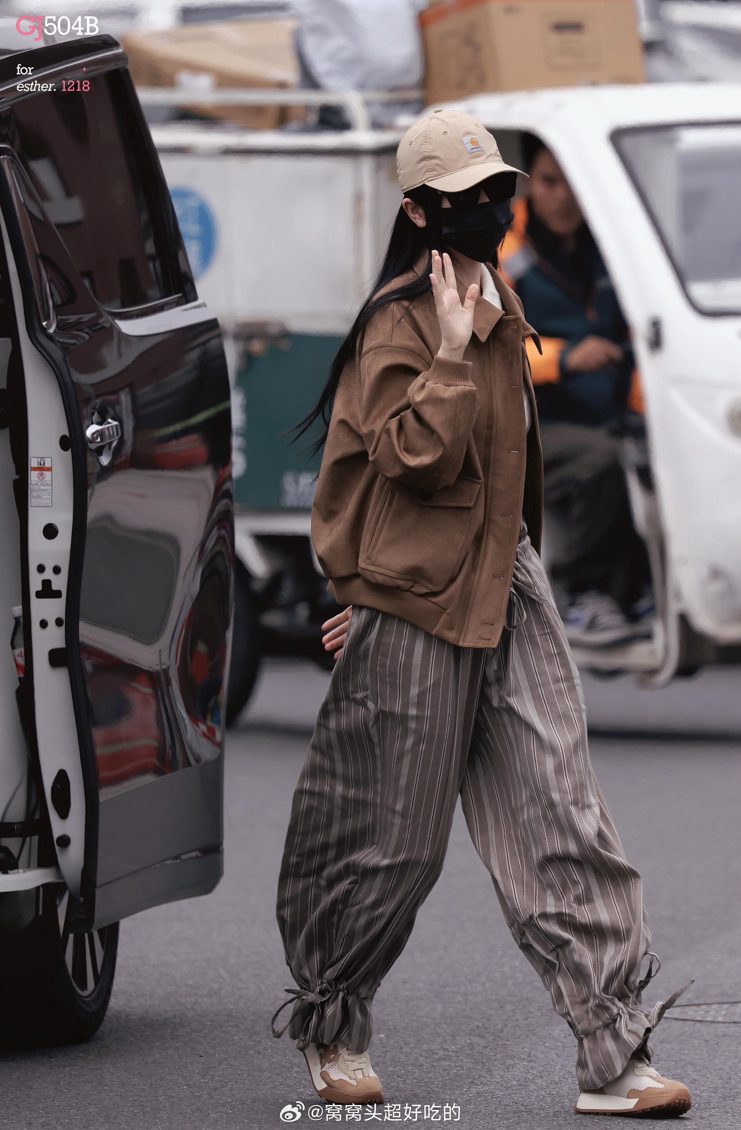 虞书欣《云初令》上班路透今天完全是可口的焦糖小蛋糕🧁 