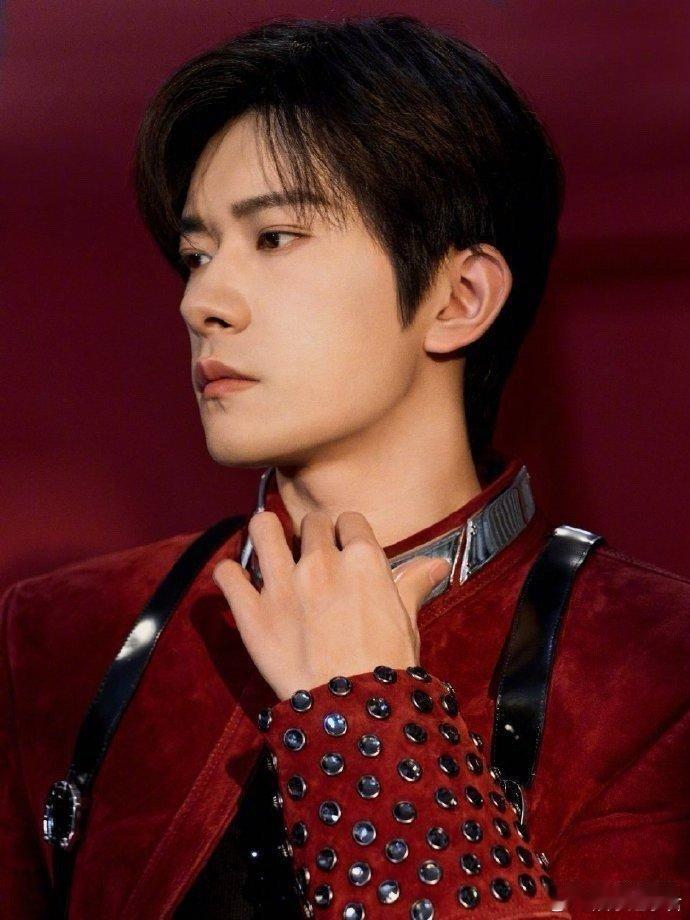 易烊千玺压得住场真帅吧，舞台上的那种阳光，那种微笑，自然又帅气。 