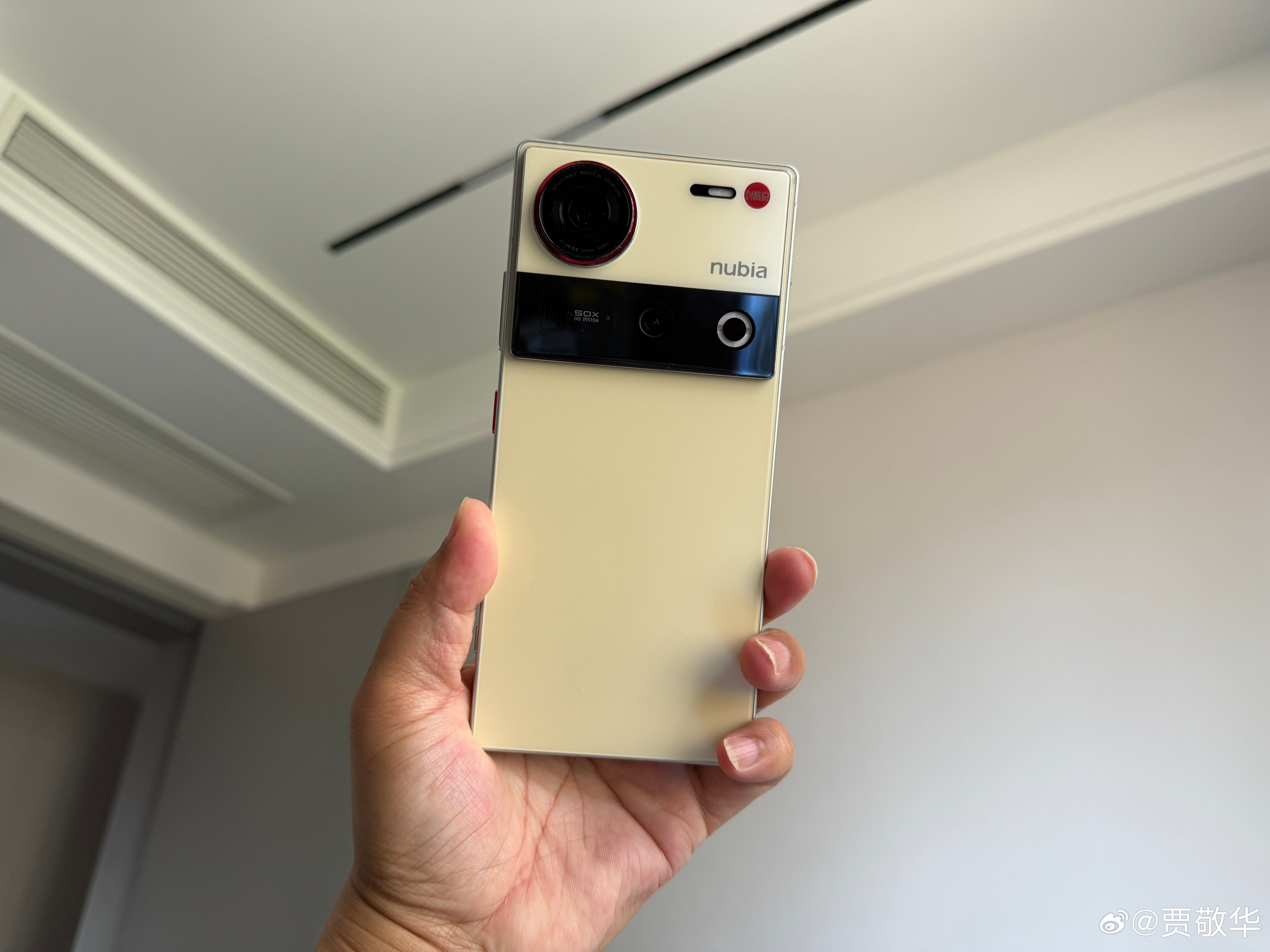 据说iPhone18 Pro会使用屏下面部识别系统，安卓厂商也会跟进。可是，在屏