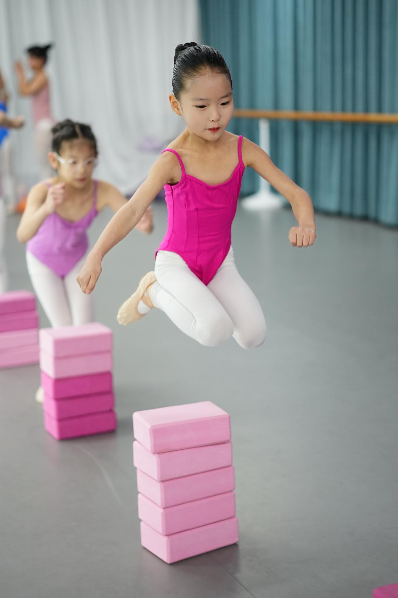 跳着跳着就长大了 爱跳舞的小姑娘