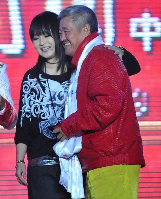 一次，赵本山和前妻生的大女儿赵玉芳来家中探望，赵本山的老婆马丽娟表现冷漠，一句话