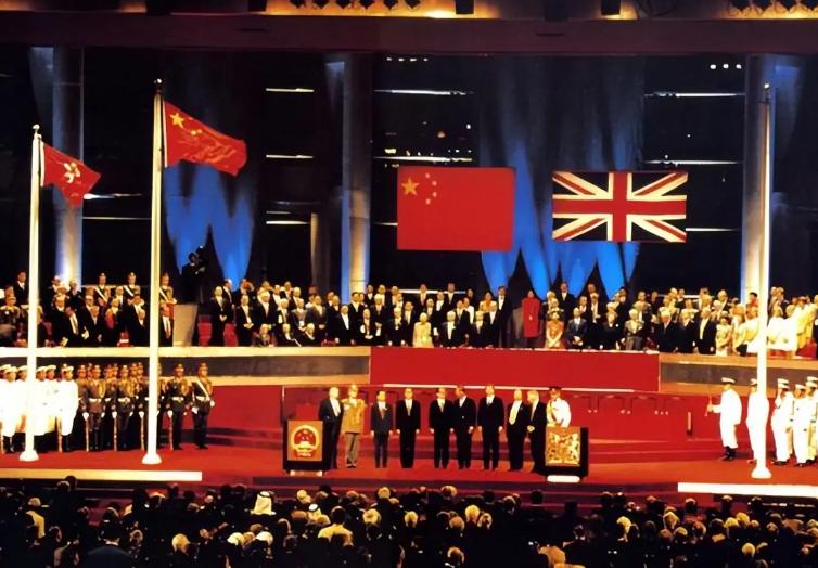 当年条约写得明明白白，香港岛是永久割让给英国的土地。按照近代殖民世界的惯例，割出