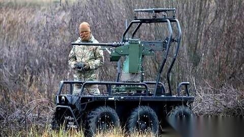 战场上第一次出现这种事：几个俄军士兵，从战壕里探出头，举起手，投降的对象，不是乌