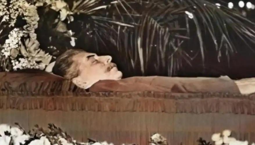 1961年，斯大林的陵墓被强行打开，军官们把他的遗体从水晶棺里抬了出来，拆掉他军