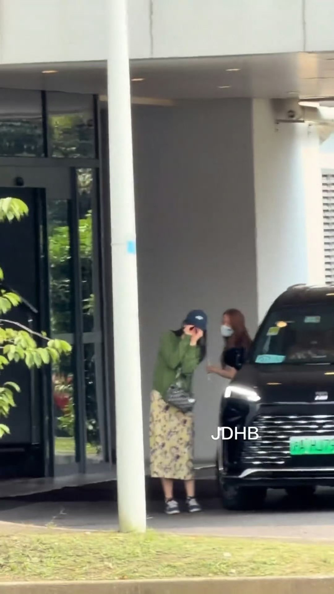 迪丽热巴笑眼弯弯迪丽热巴看到粉丝会热情回应迪丽热巴笑起来眉眼弯弯特别灵动，清冷感