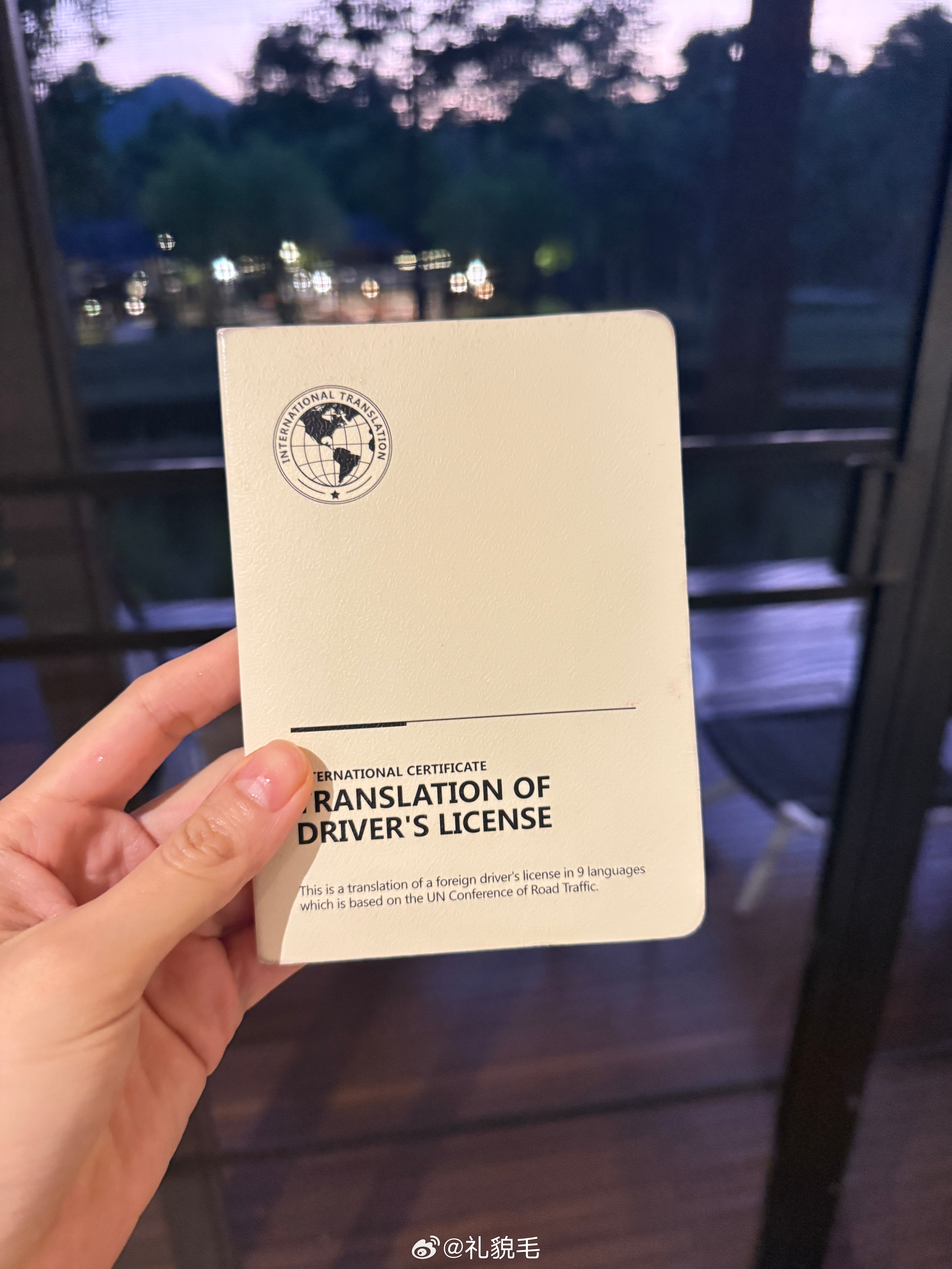 在国外租车很简单，我之前发过攻略只需要下载“租租车”app，联系客服说要办驾照翻