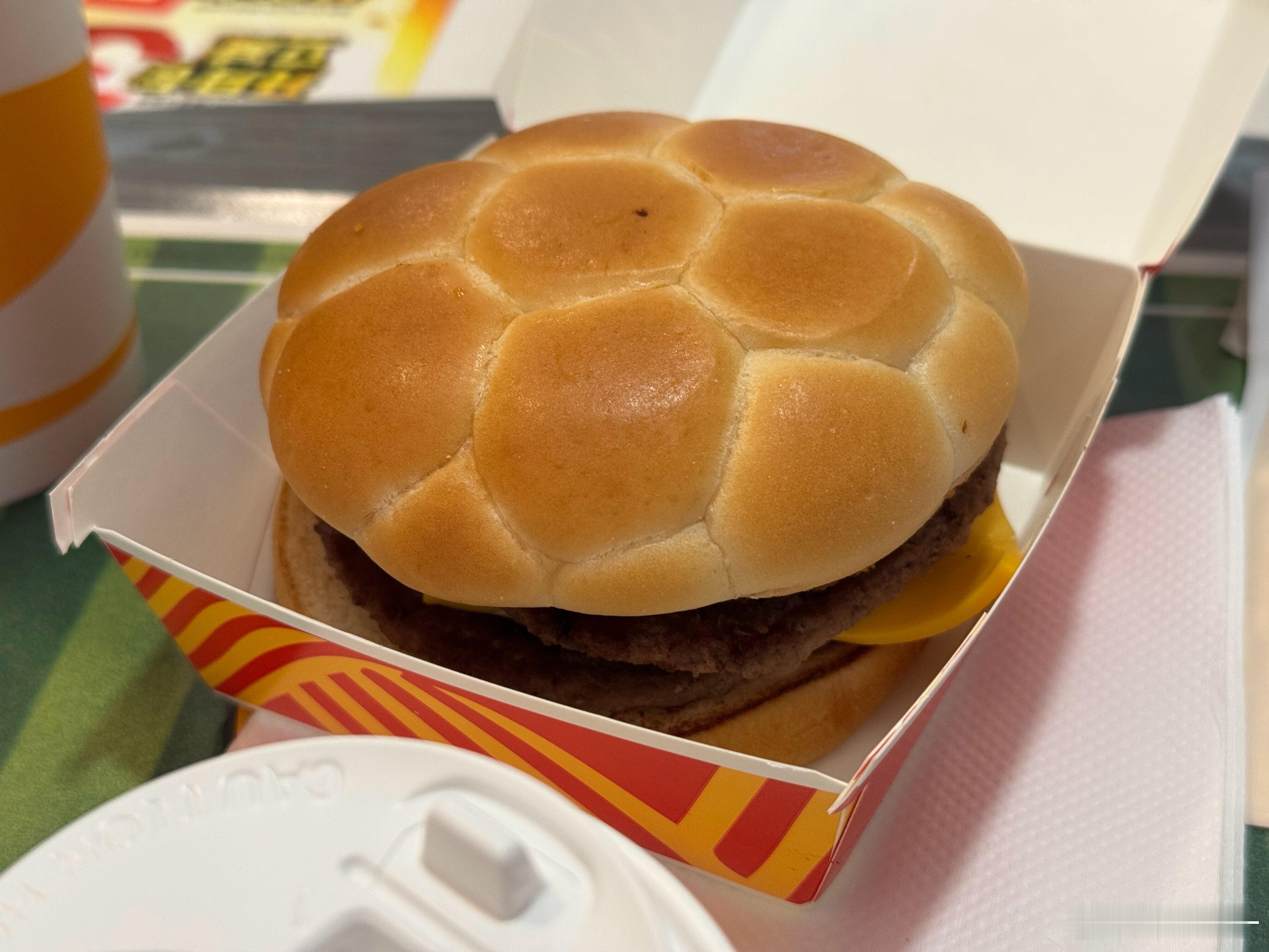 饿着肚子炫一顿麦当劳新品还有什么比这个更开心的事吗胡说不胡说