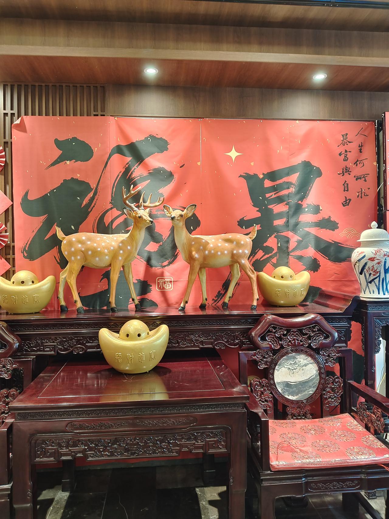 今天晚上，雇主大姐请客，我本不想去，可是大姐说，让我去的时候提酒，吃饭的时候招待