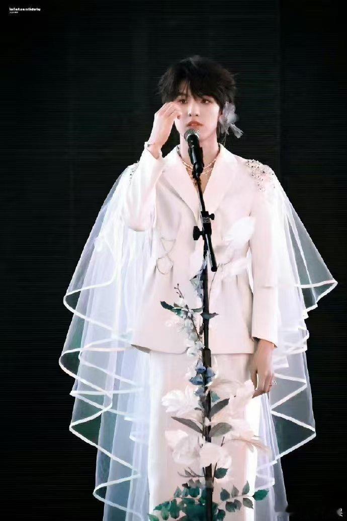 跟着赵立坚的推荐，听张泽禹唱歌，感受哈尔滨零下20℃的雪地蹦迪激情。 