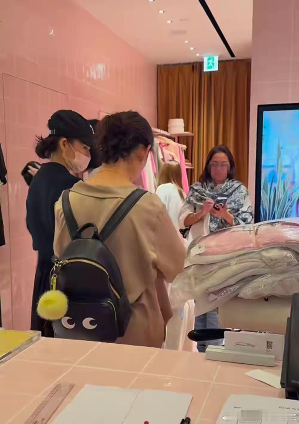 香港偶遇章子怡带醒醒逛街香港偶遇章子怡带醒醒逛街，她能cover任何角度的脸，太