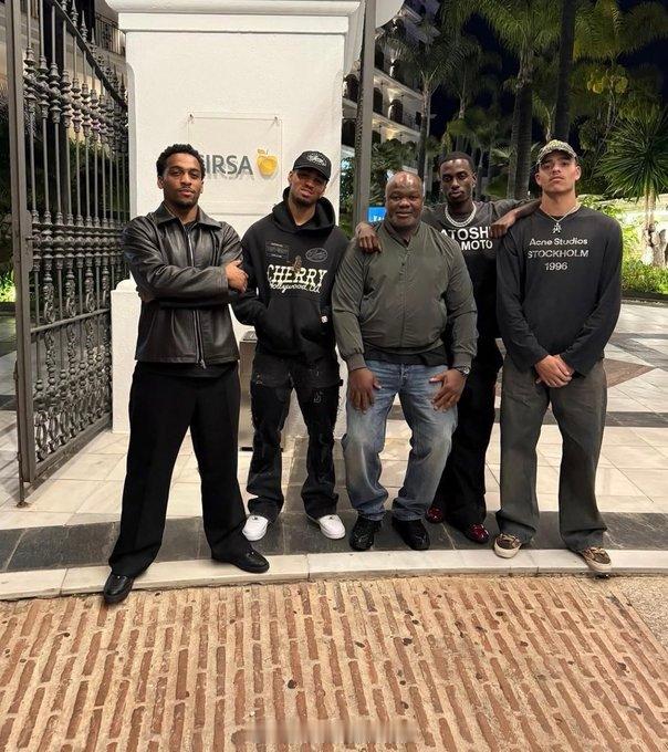 能否出战对阵曼城的关键战？廷伯表示：“我正在恢复中，让我们看一看吧。现在我还不能