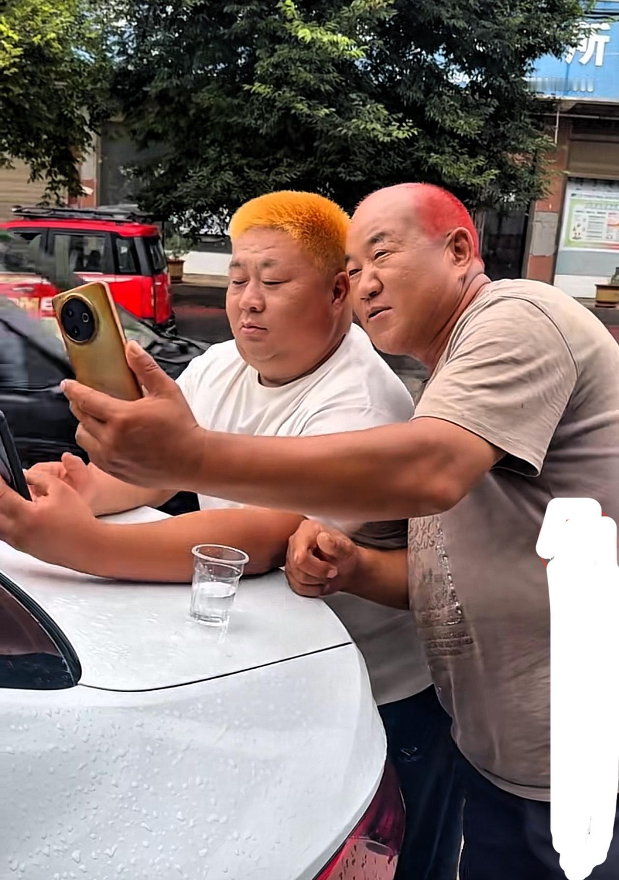 农村忽悠二大爷和爸爸去理发，两位长辈担心被染成黄发，农村承诺：谁要是给你们染成黄