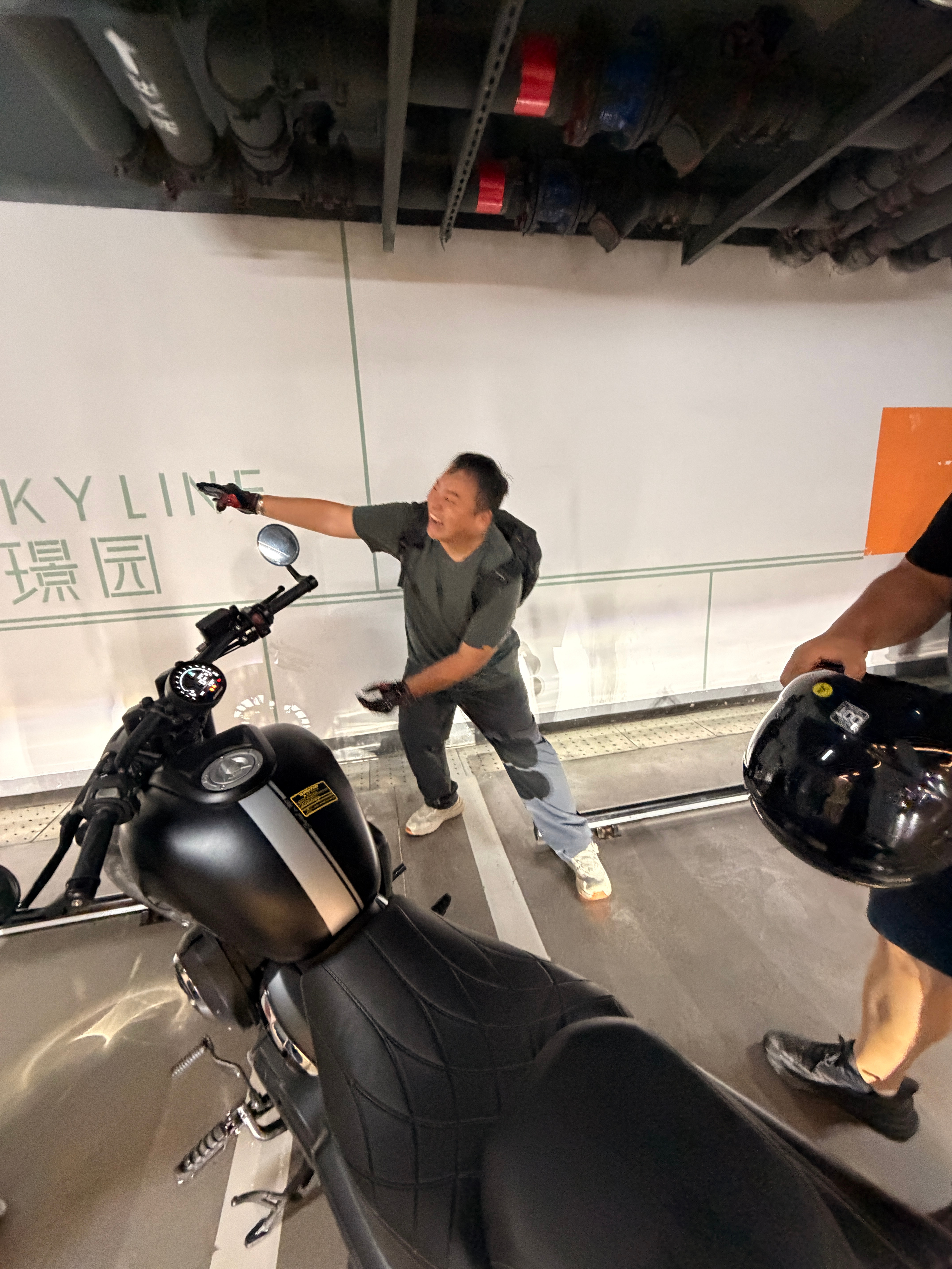 大晨子刚刚骑车，摔了5米远……昨天刚跟大晨说注意安全，今天下雨进入车库的时候，环