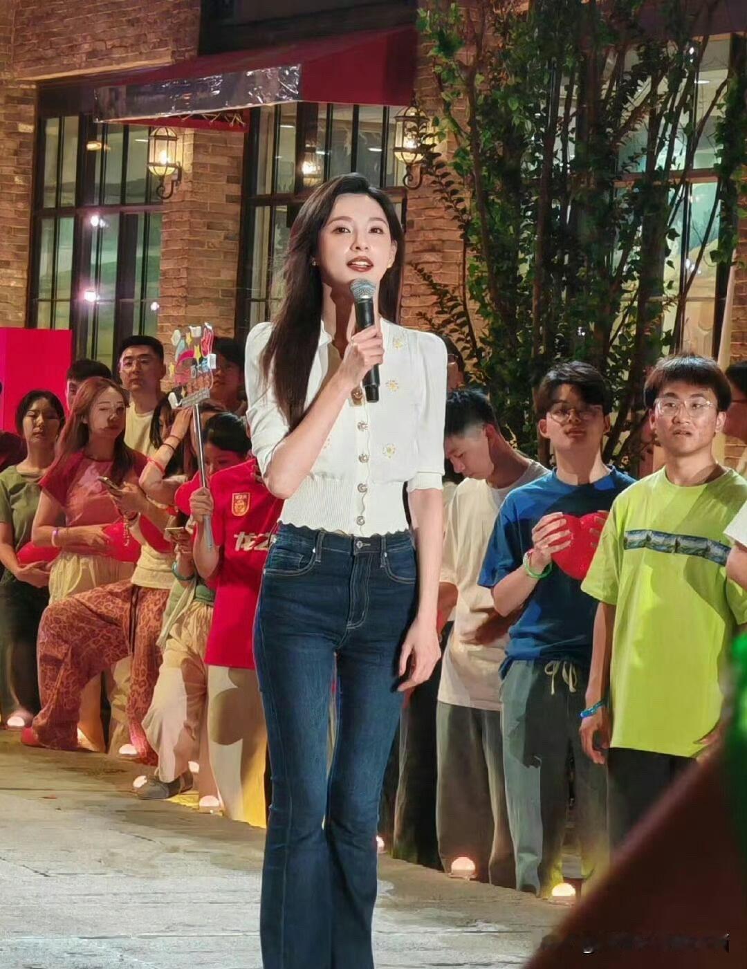 央视的美女主持人，在线下主持节目时，不开美颜和滤镜，也跟路人没有区别。估计很多人