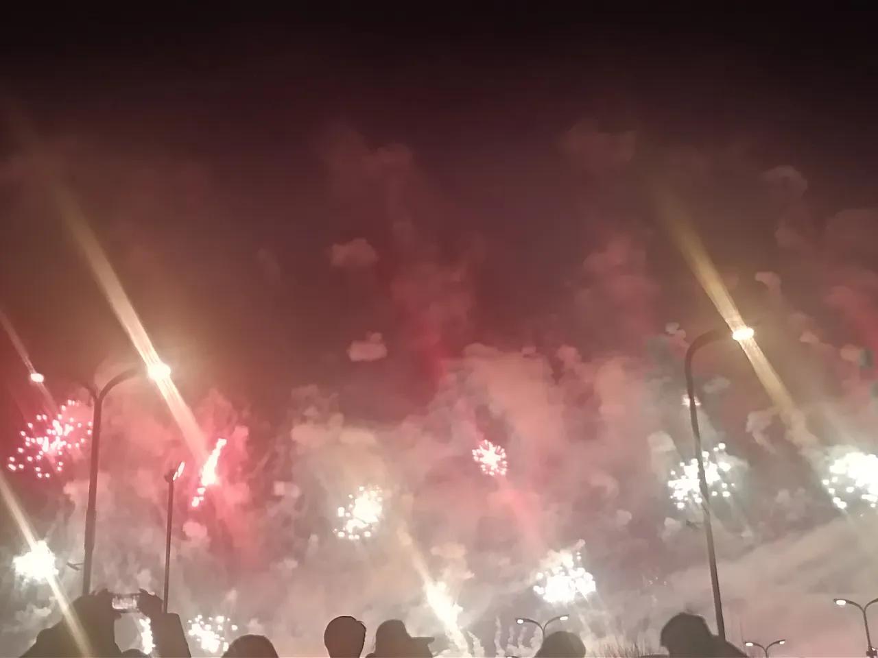 这要从两方面分析。1，打仗怕不怕死问题？2，两者之间军事力量的差距问题。
一，军