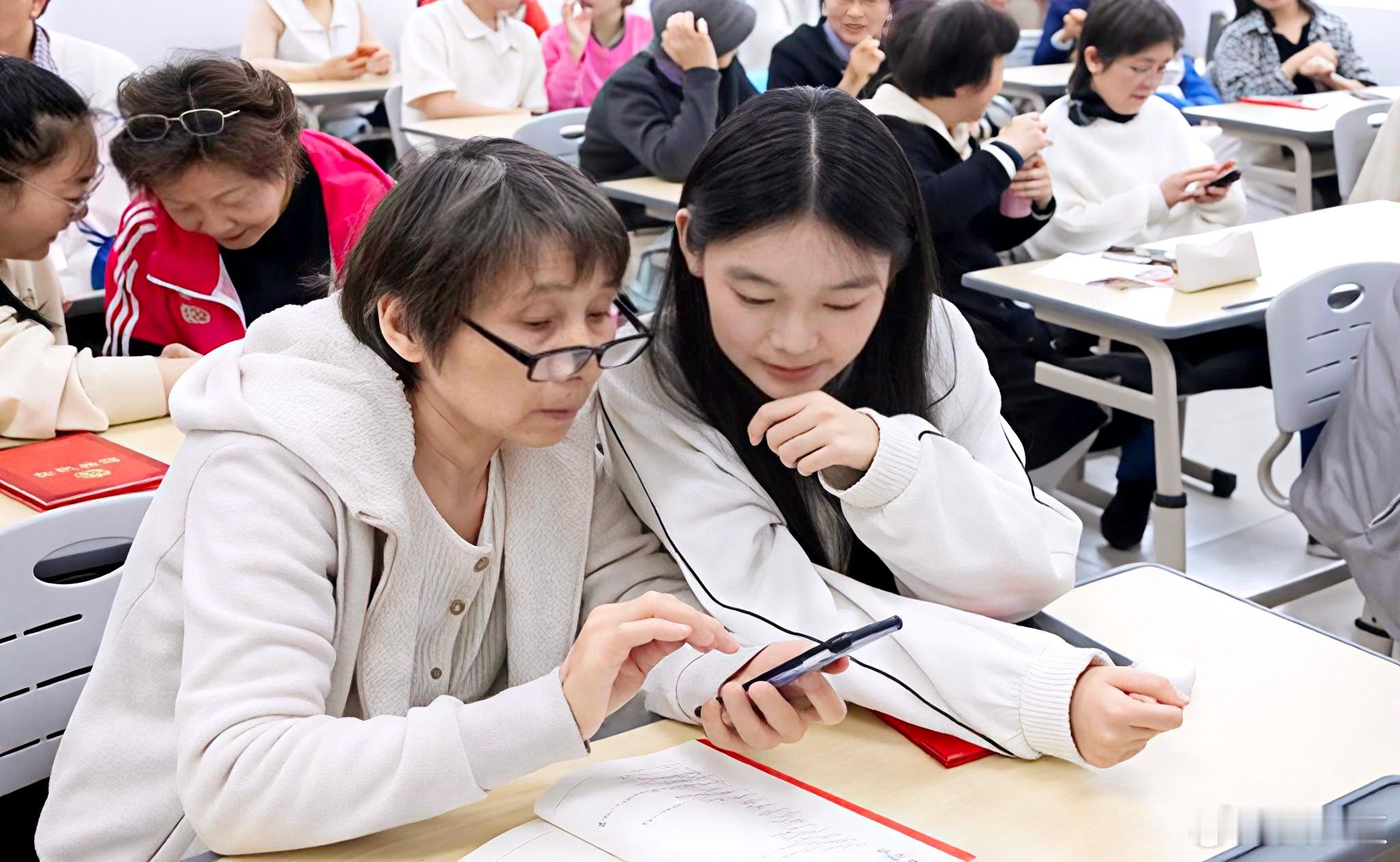 老年大学别拒绝老人看了“新闻坊”的一篇报道，心里不是滋味。说的是很多地方的老年大