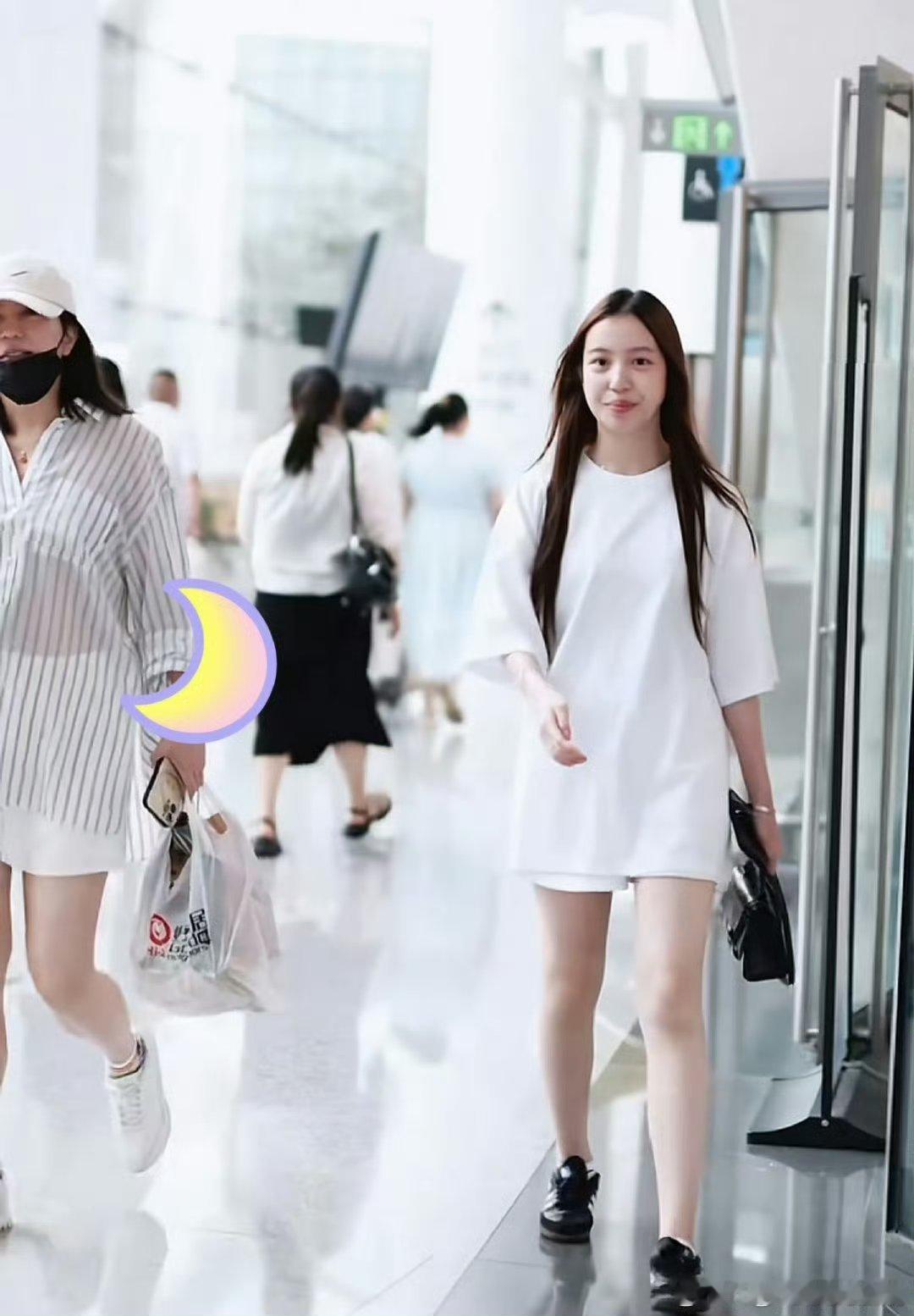 赵薇女儿也不好看但比小沈阳女儿和黄奕女儿好看点儿 ​​​