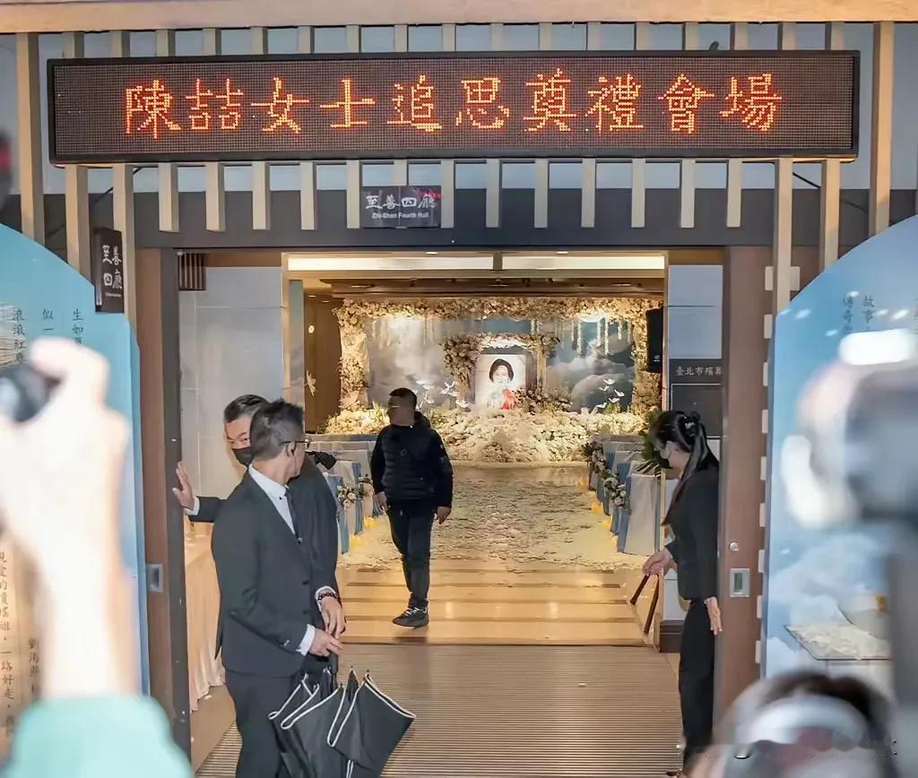 琼瑶阿姨追思会今日举行，林心如早早就去了现场，赵薇蒋勤勤等人献花[赞]

琼瑶阿