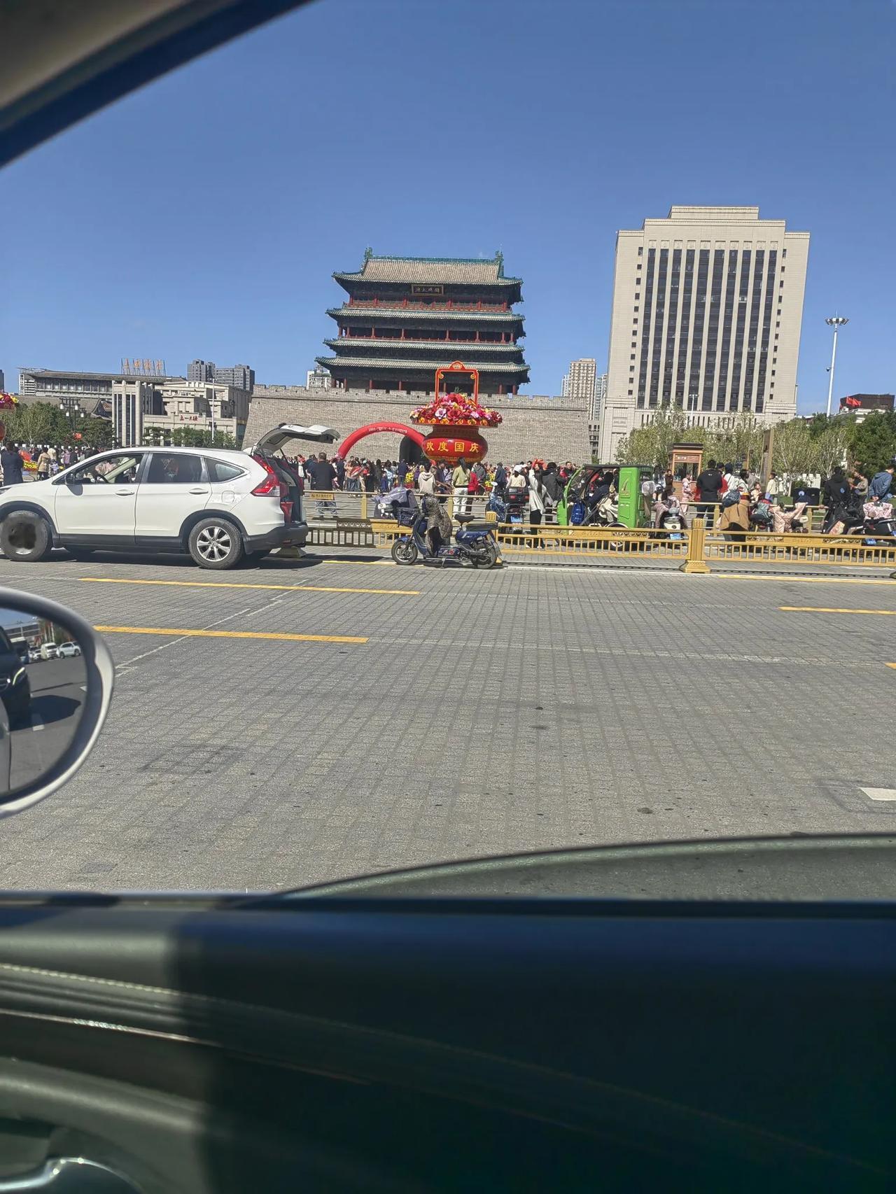 没想到五一广场那么多人，昨天是国庆长假第一天，路过五一广场，人真多。趁着红绿灯间