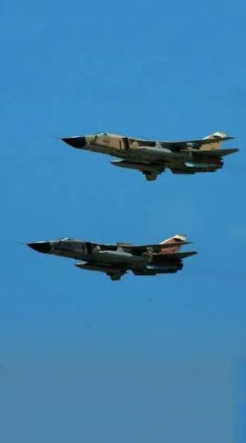 这哪是打仗啊，这是拿命换威慑力，伊朗空军2架苏24战斗轰炸机，对卡塔尔美军基地发