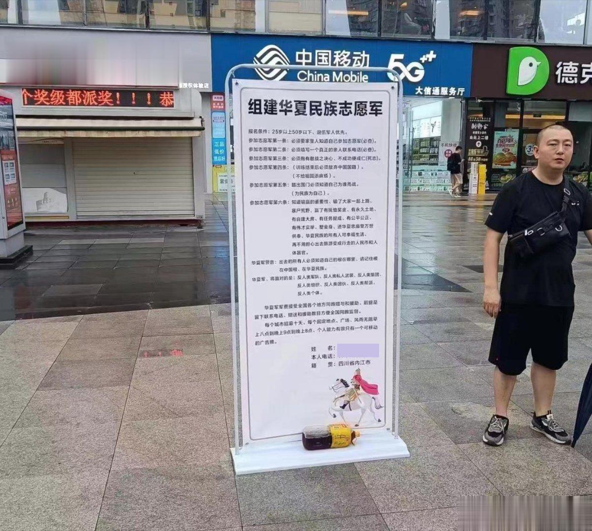 真是大刀拉屁股——开了大眼！四川省内江市，一名秃头谢顶的大哥，公然在大街上拿着一