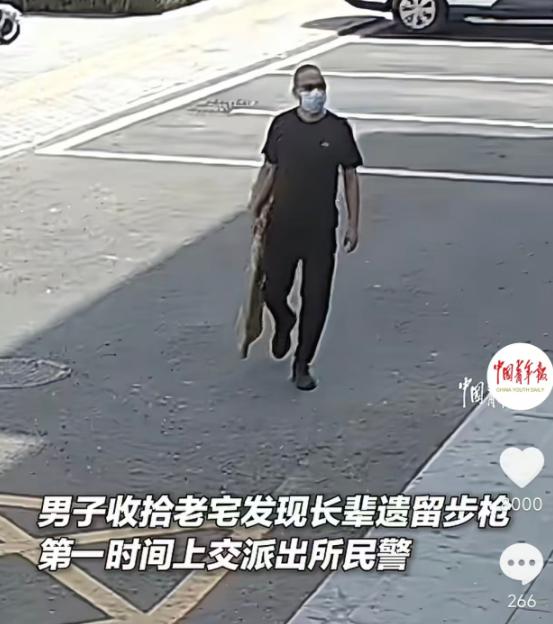 近日内蒙古鄂尔多斯，男子收拾老宅时，意外翻出长辈遗留的步枪，深知私藏枪支违法，他