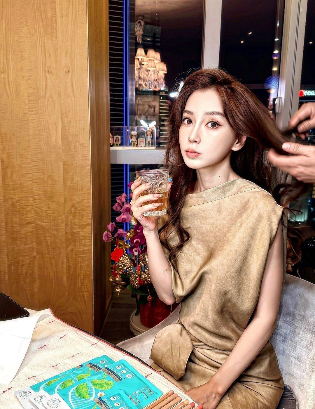 [看]上海街头偶遇angelababy 

“在遥远的追梦途中 你成为了我的光”