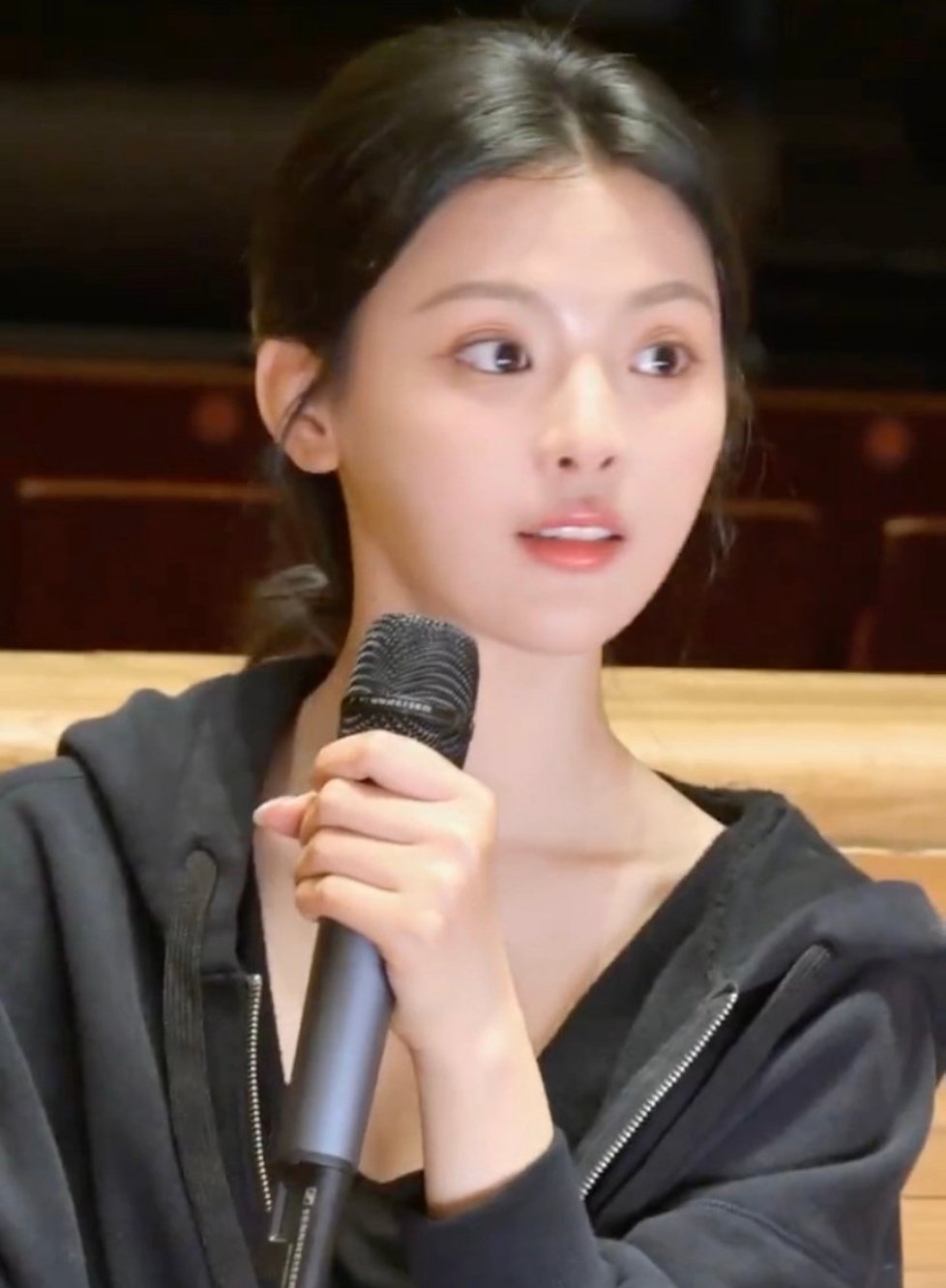 杨超越的五官这么精致，活该她吃这碗饭 ​​​