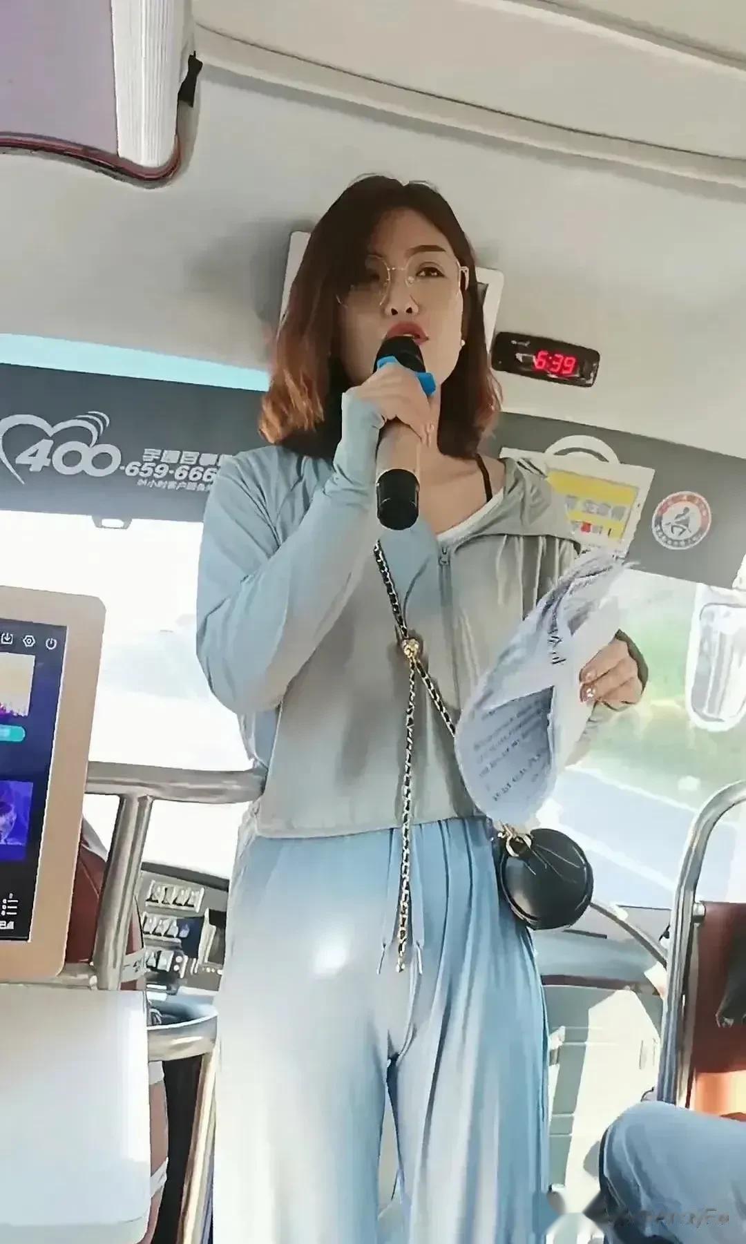 如果说大连女导游紧身裤是情色营销，那么游泳池里面的比基尼那就是色情诱惑了。一件普