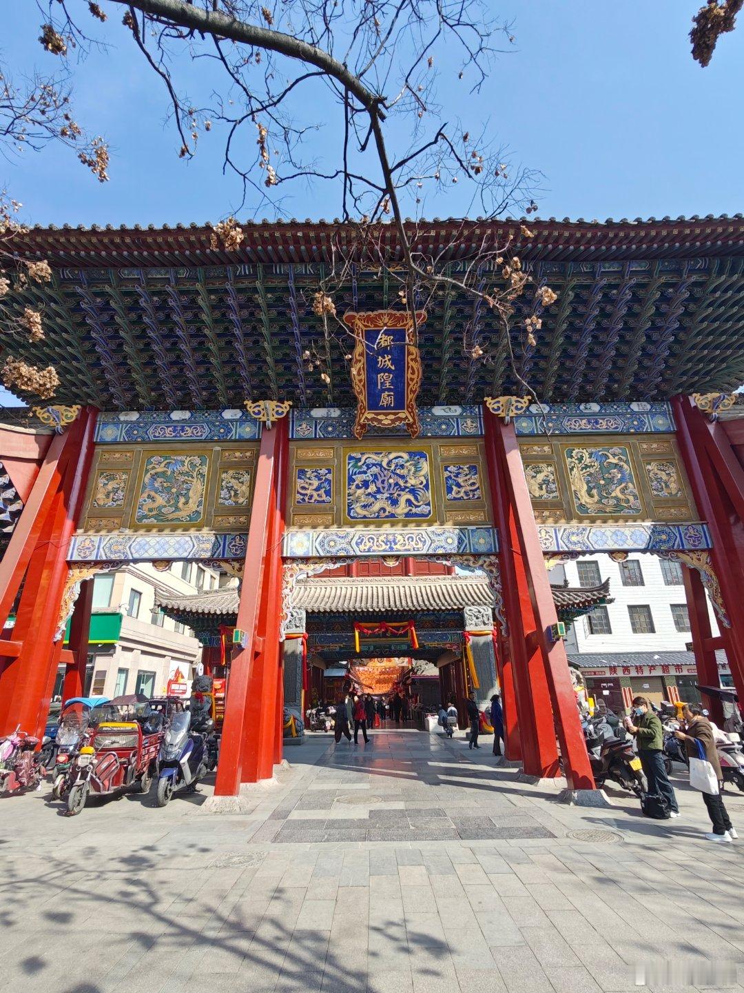 这城市夜晚风很大，吹走坦荡与浮夸。这城隍庙香火缭绕，威灵千载镇邪祟。 ​​​