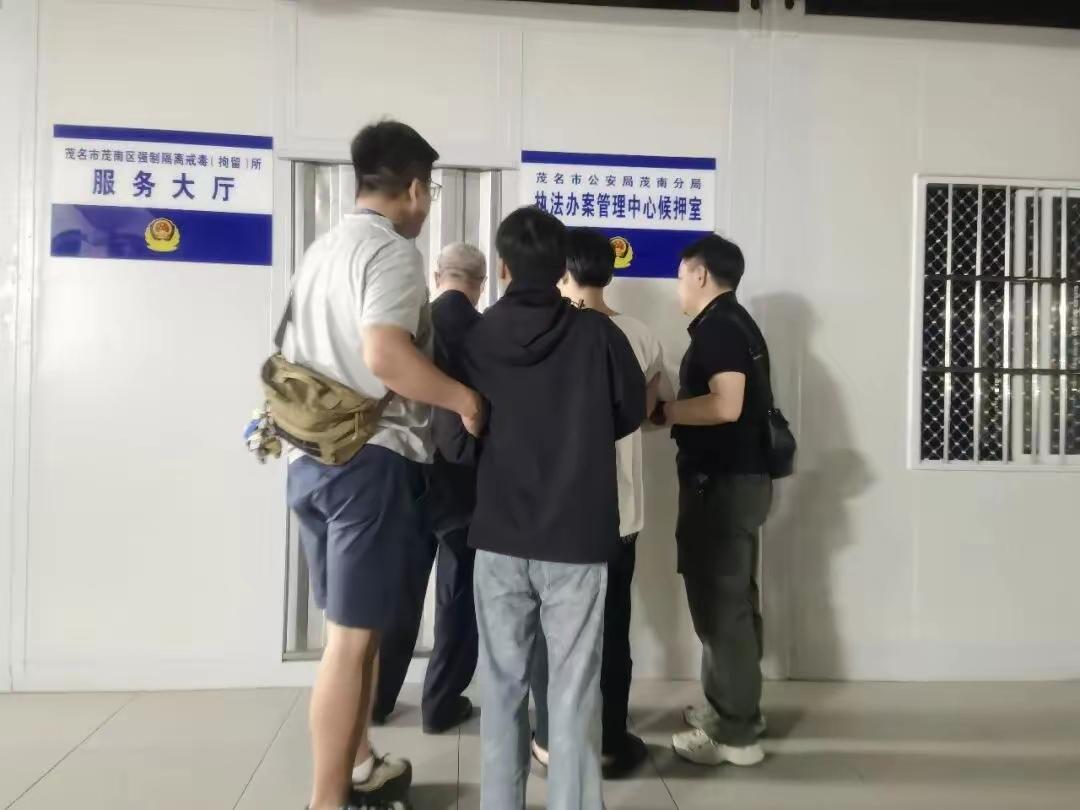 辅导员要求新生必须进群？高校、警方紧急提醒！
 
又到高校新生入学季，各类新生交
