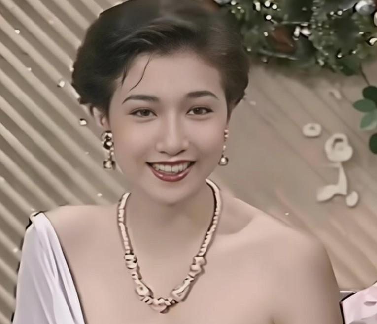 吴绮莉当初她太年轻太不成熟。不该公开孩子的父亲。
 
既然已经让成龙知道怀孕了，