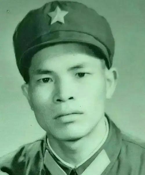 他是一名法卡山参战退伍军人，退伍不褪色，因见义勇为，与歹徒搏斗，最后失去左臂、右
