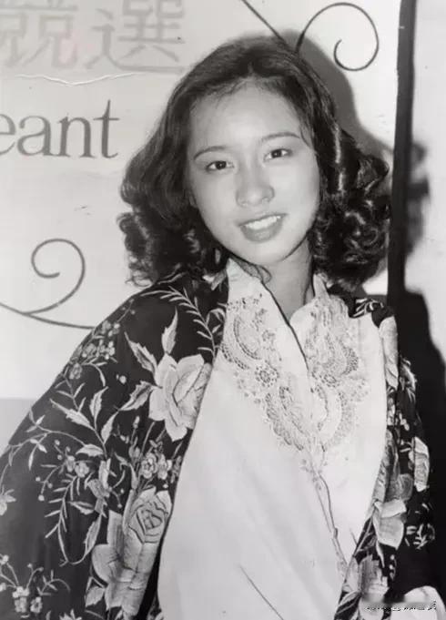 朱玲玲是那种长得很善良，让人舍不得伤害她的那种美。这种美也只有出生在好家庭的人才