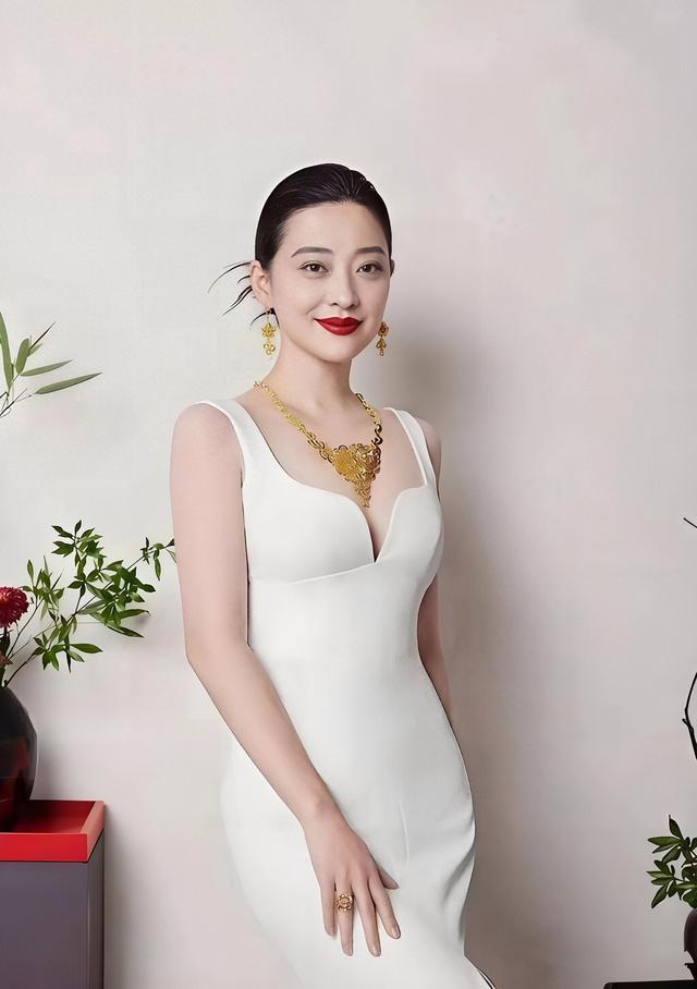 梅婷皮肤白到发光，可我最羡慕的偏偏不是这个
 
梅婷出道起点很高，年纪轻轻就拿下