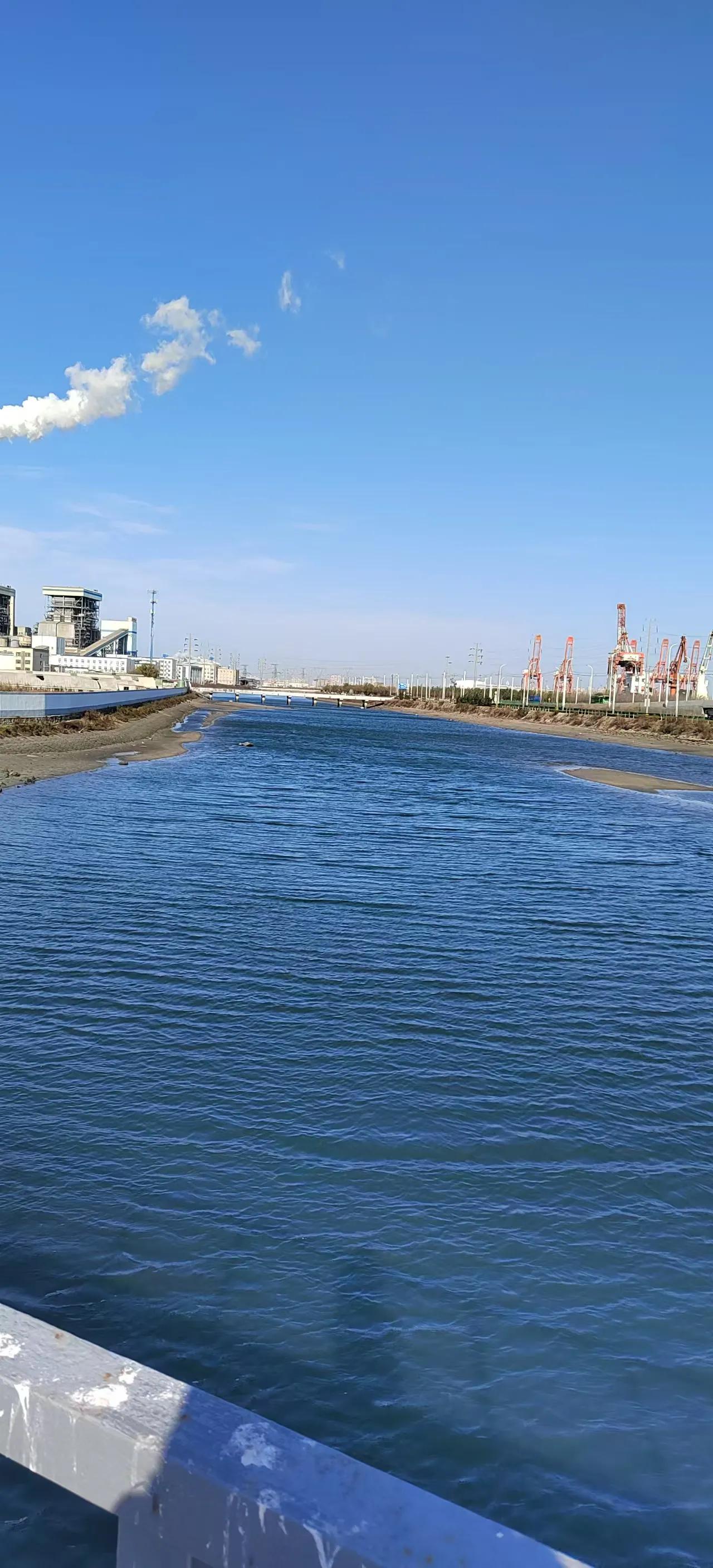 生活在渤海湾，每年春天这个季节，空气干燥，气温低，风沙大，照比县城里的气温能差好