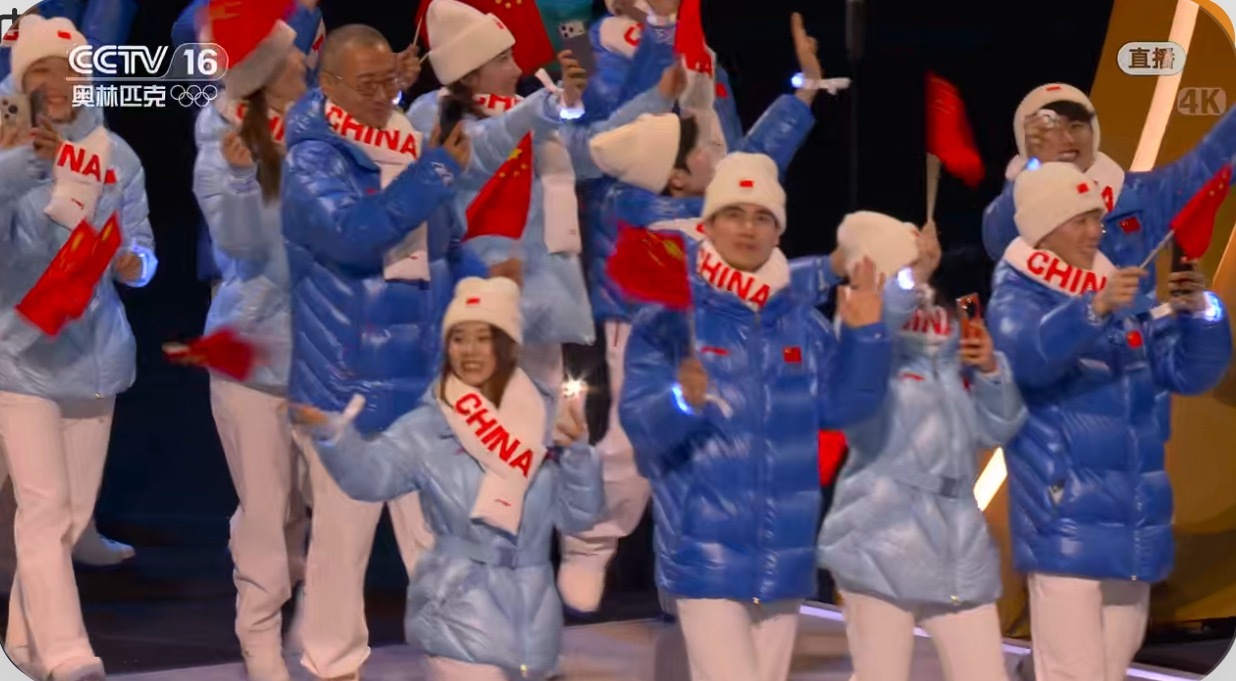 你别说 这衣服上身了还不算太难看主要原因还是运动员都是帅哥美女 自己就有精气神全