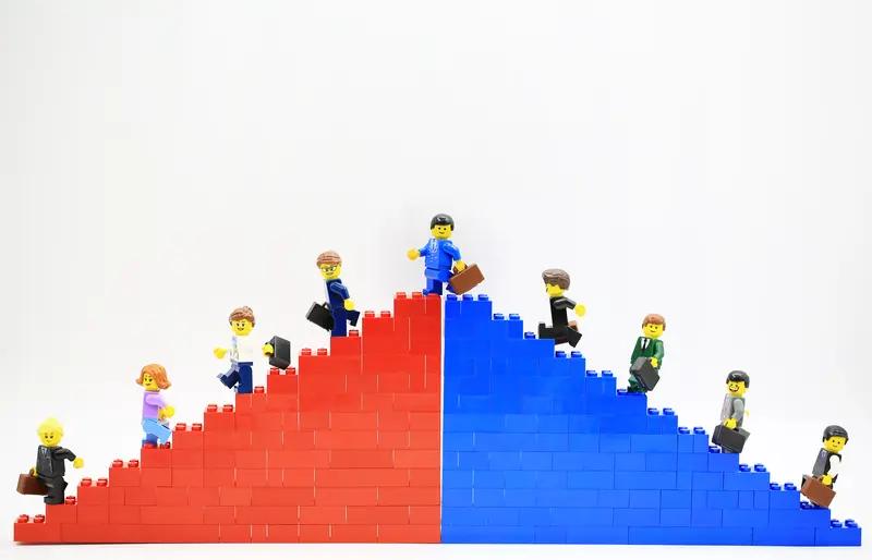 底层人想要跨越阶层,出路在哪里? 底层人想跨越阶层，出路其实是一套组合拳。
我见