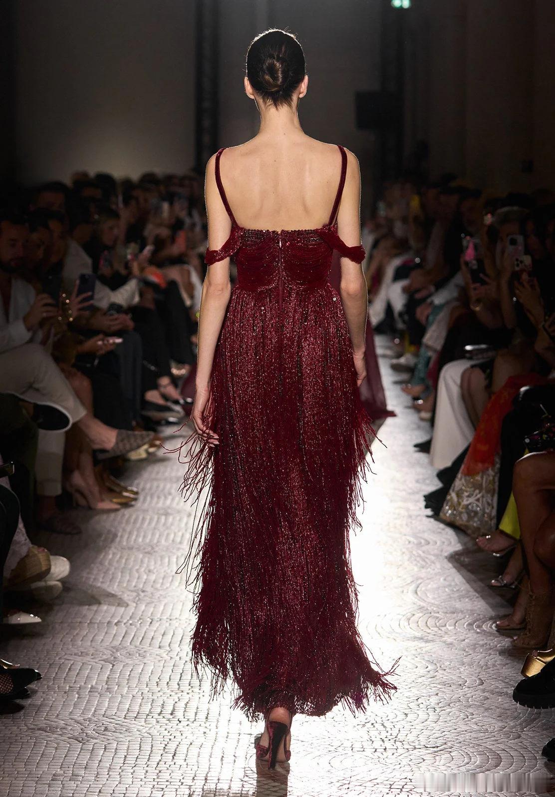 Elie Saab 2024秋冬高定红色流苏裙，美绝！ 