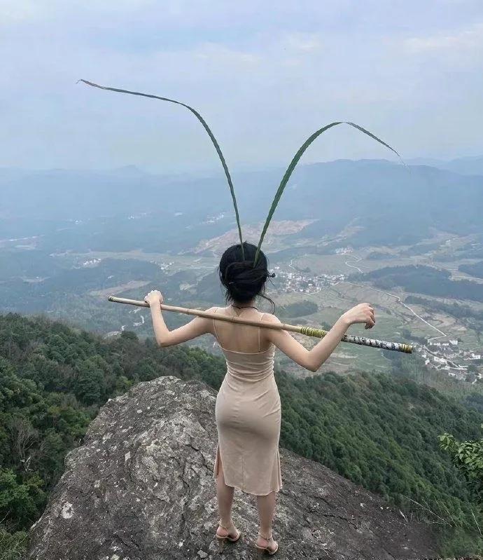 爬山时女友让我给她拍照，我是不是找了个孙猴子？