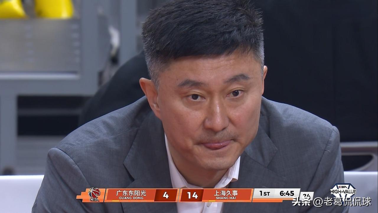 广东东阳光主帅杜峰彻底的傻眼了！在今天广东东阳光主场迎战上海久事的焦点战中，当时