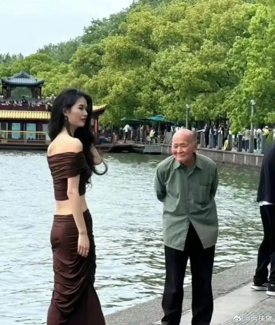 电视上看着可能一般，但真人巨漂亮 