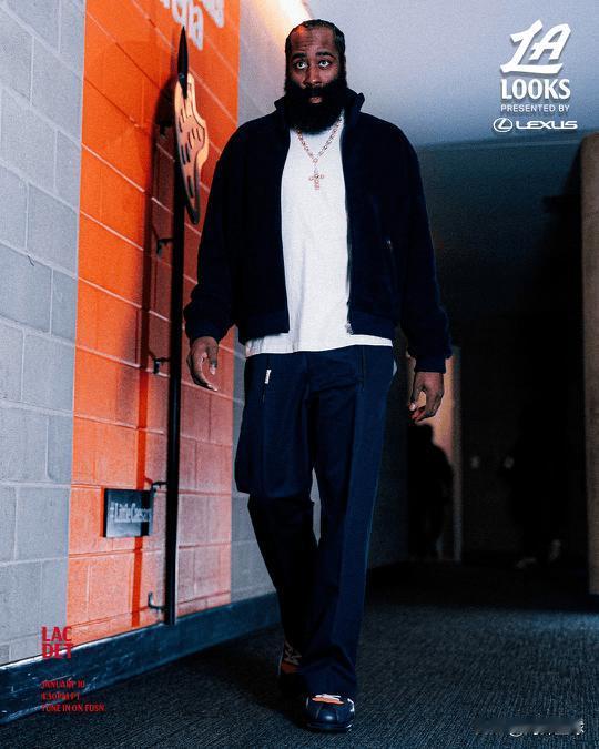 快船官方晒众球员穿搭出场照！

今日，快船将客场背靠背对阵活塞。赛前，快船官方更