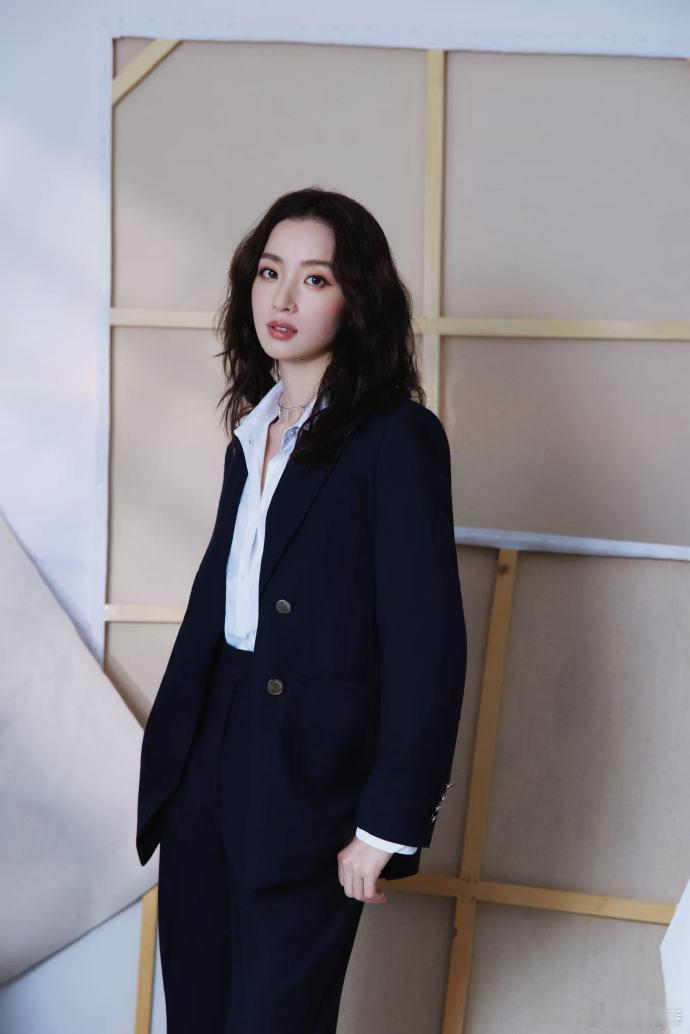 胡冰卿签新公司了 刚在超话看到官宣截图，胡冰卿真的签合力极光了！从《去有风的地方