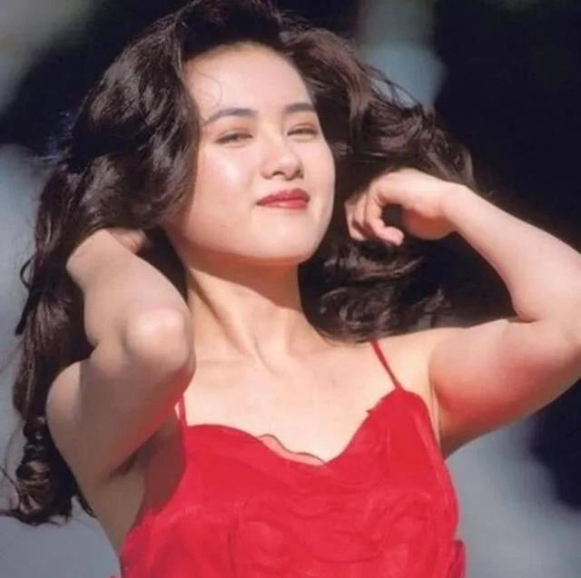 1996年，赚的盆满锅满马上就要结婚的李丽珍，因为禁不住王晶高达400万片酬的诱